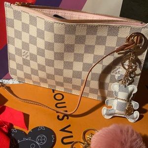lv bolsa with pink inside